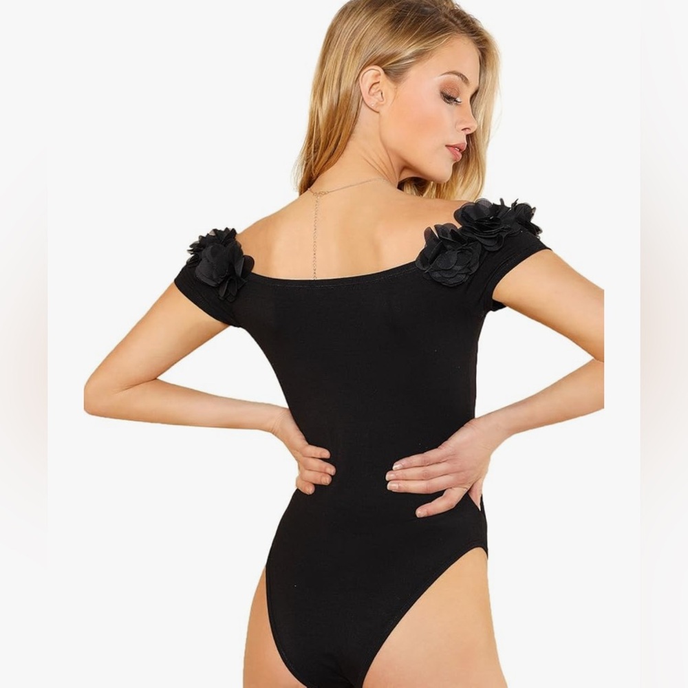 ⭐️3/$27⭐️ Black Floral Bodysuit. Women’s size small. - Picture 2 of 9